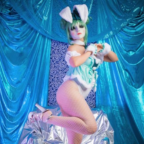 Modelo faz ensaio cosplay como Hatsune Miku versão Coelhinha