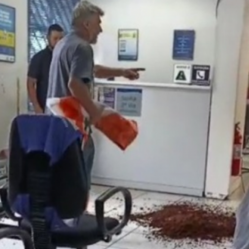 Morador despeja sacos de terra em agência da Sanepar em protesto por o