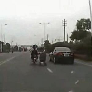 Mulher em moto coloca a vida de bebê em risco