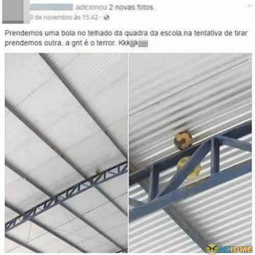 Predemos uma bola no telhado da quadra da escola