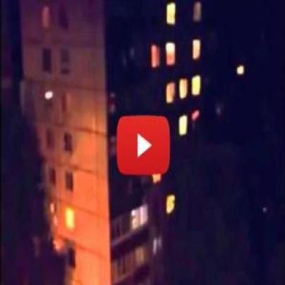 Criatura bizarra é vista escalando prédio na Rússia