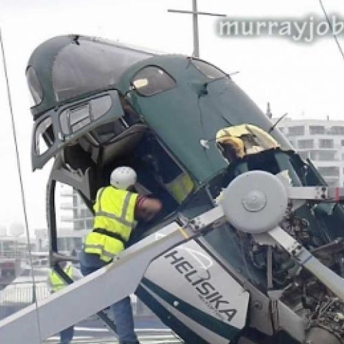 Helicóptero fica preso em fio e cai durante entrega