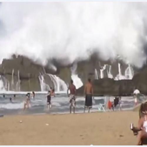 Praia de Porto Rico com ondas incríveis por cima das rochas.