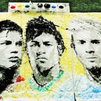 Artista plástica cria pintura de jogadores com uma bola de futebol