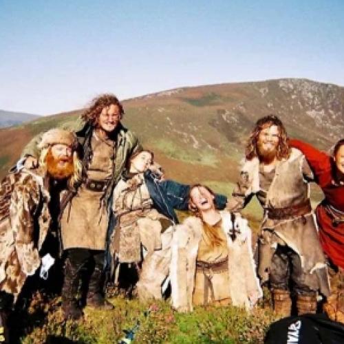 Atriz de ‘Vikings: Valhalla’ já sofreu por causa de sua altura