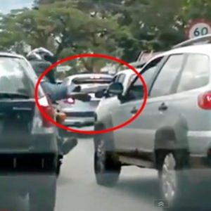 Briga no trânsito - mulher brava versus motociclista