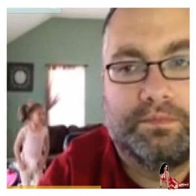 Pai filma suas manhãs de sábado com sua filha pequena, veja o resultad