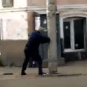 Russo bêbado luta karate com poste (só lá mesmo)