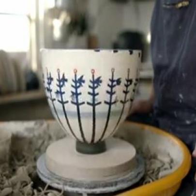 Artista faz vaso de cerâmica com pintura animada fantástica