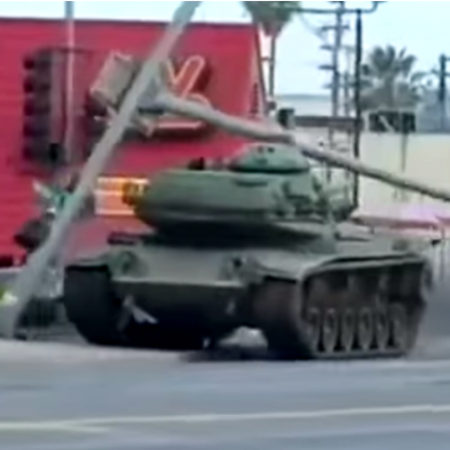 Homem causa medo e destruição após roubar tanque de guerra