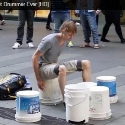 Artista de rua utiliza alguns simples baldes como bateria 