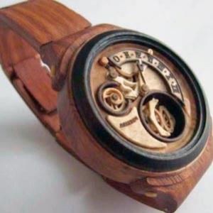 Lindos relógios esculpido em madeira