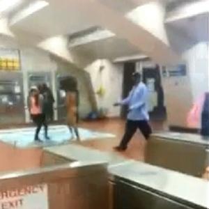 Louco ataca mulheres e dá show no metrô