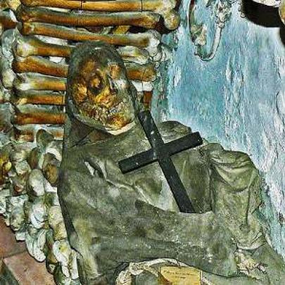 Os 4000 esqueletos da cripta de Via Veneto