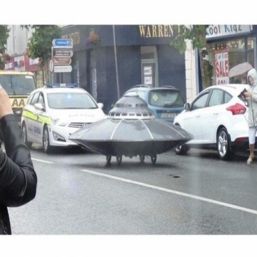 Polícia persegue disco voador pelas ruas da Irlanda