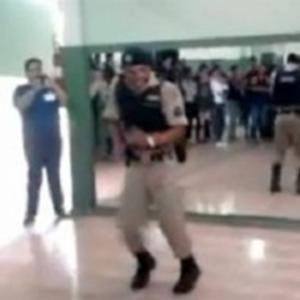 Policial dançando Break