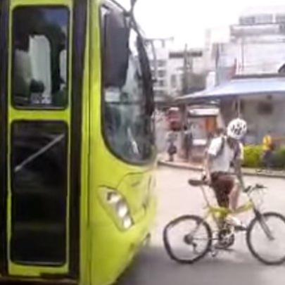 Quando um ciclista resolve enfrentar um motorista de ônibus